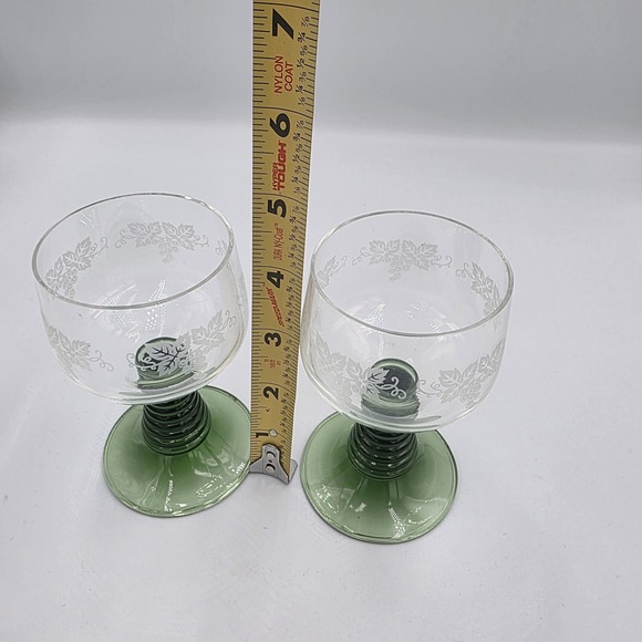 2 Roemer Beehive Emerald Green Stem Crystal Wine Glasses w Grape Etching Vintage - Picture 6 of 7